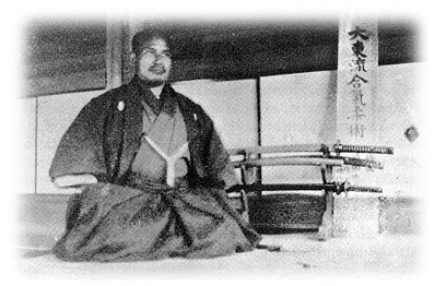O-Sensei Morihei Ueshiba em frente ao seu primeiro Dojo.